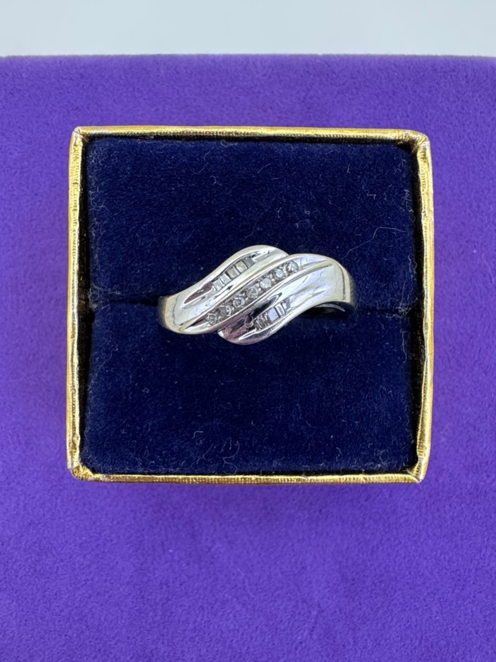 💛 10k White Gold Wave Ring with Channel-Set Round & Baguette Diamonds